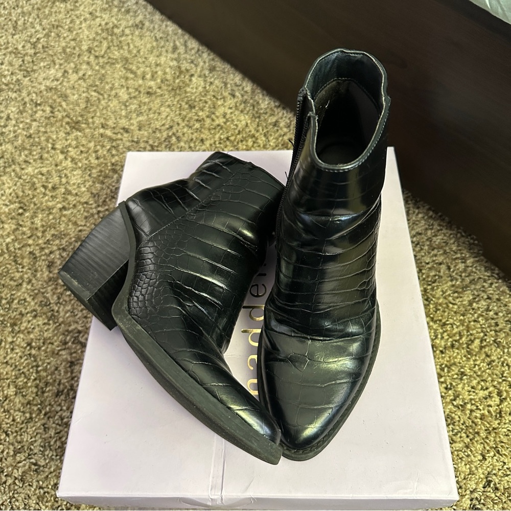 Black crocodile pattern faux letter heeled boots from Steve Madden🖤